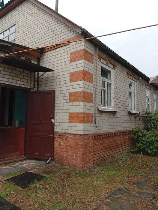 Продам в Люботине крепкий кирпичный дом
