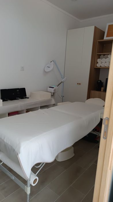 Aluga se cadeira de cabelereiro e mesa de manicur urgente