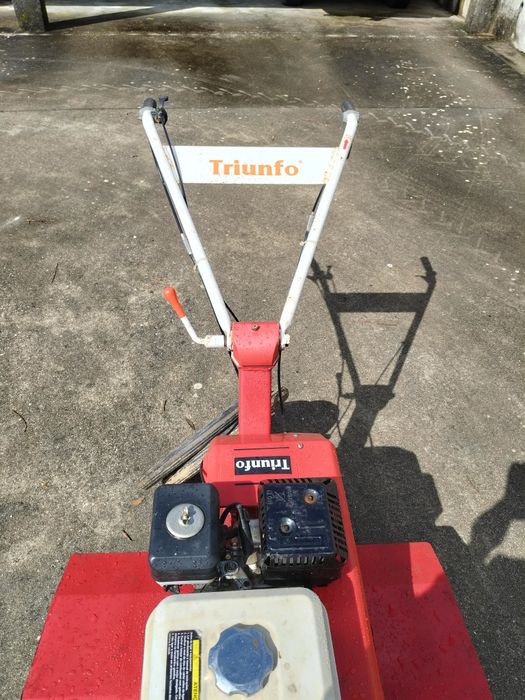 Moto enchada marca triunfo