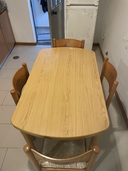 Mesa de Cozinha com 4 Cadeiras e 2 Bancos