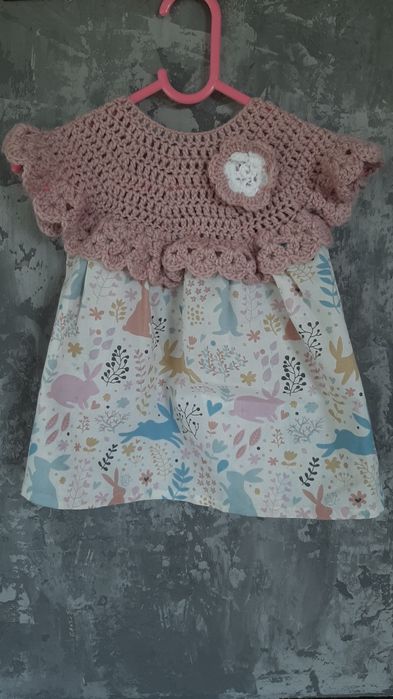 Przepiękna sukienka dziergana w króliczki, rozm. 74, stan bdb