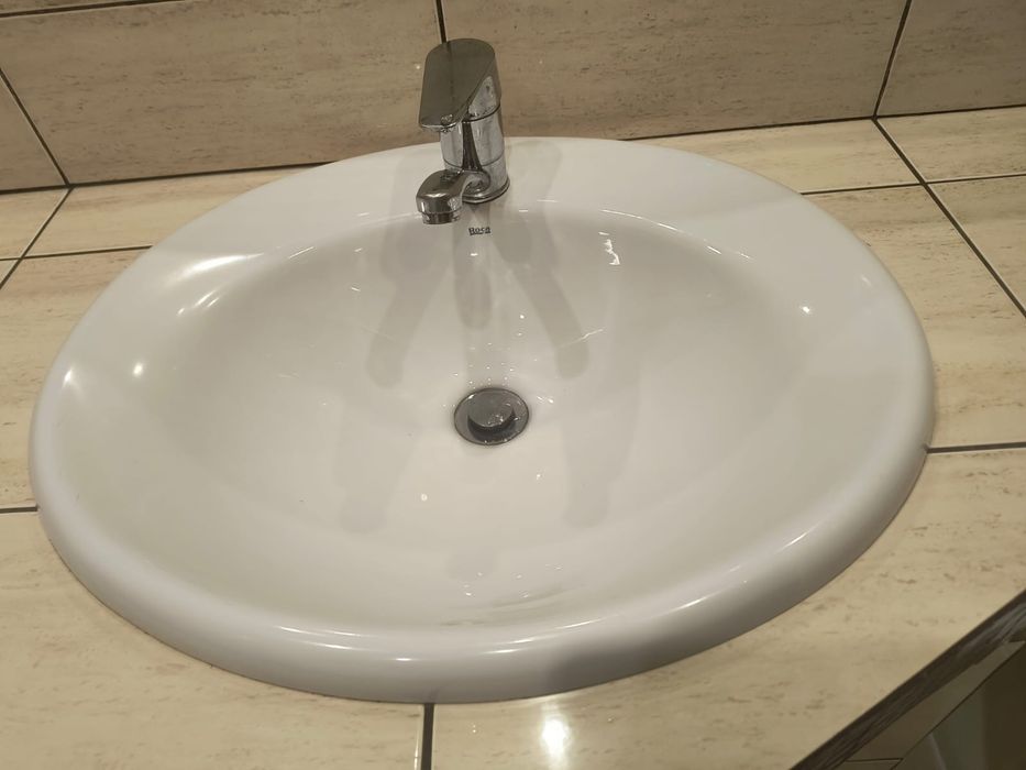 Umywalka z baterią nadblatowa