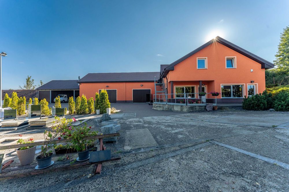 Na sprzedaż hala z użytkowym poddaszem.