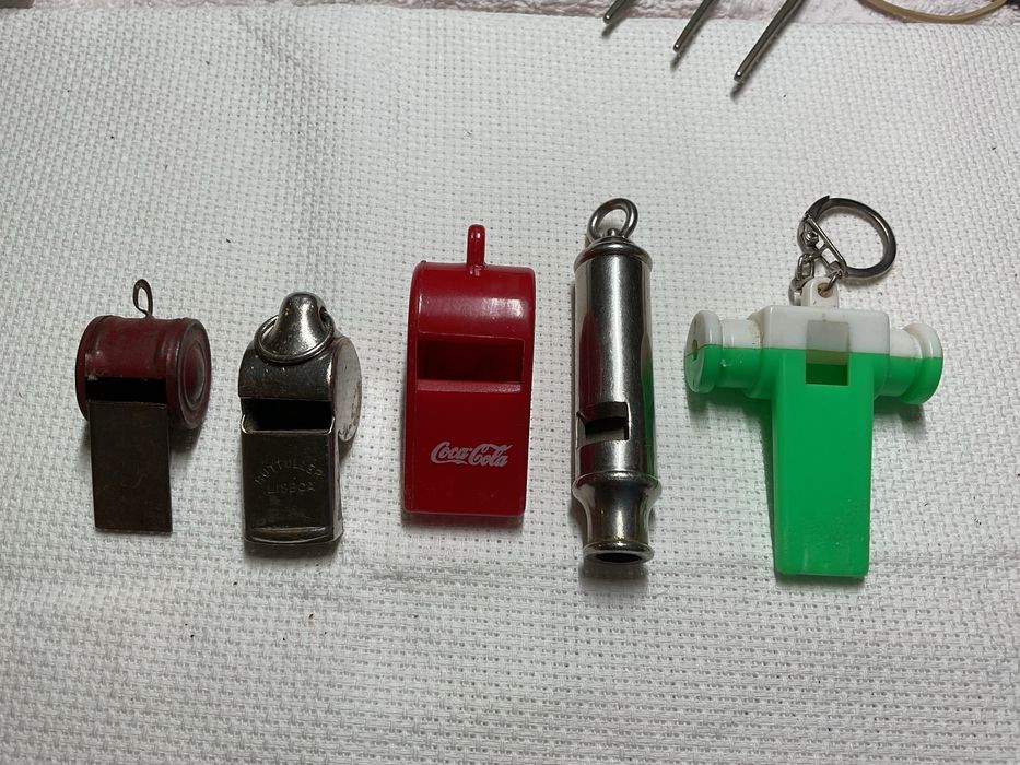 Conjunto de apitos antigos