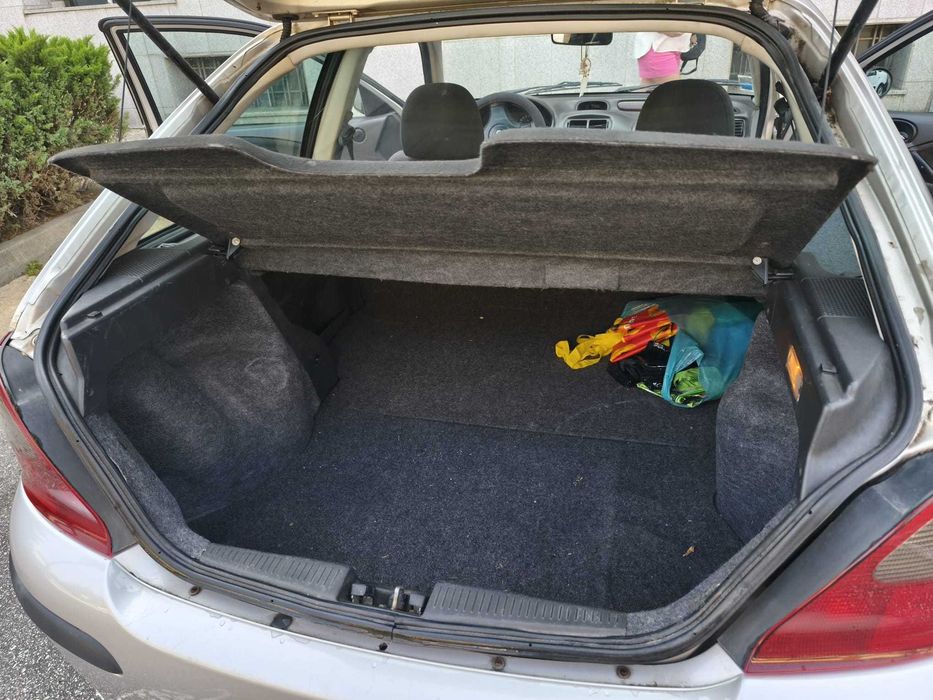 Carro Rover 25 do ano de 2000.