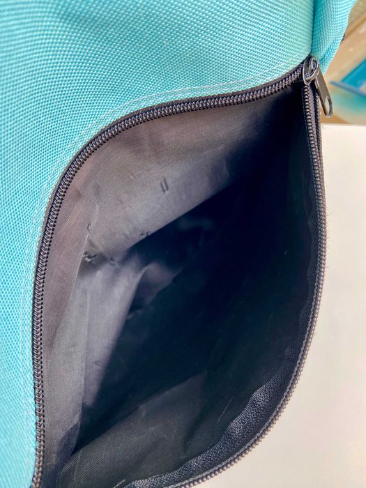 Pequena mochila preta e azul