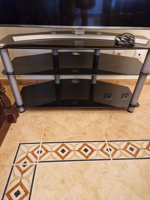 Smart TV UHD Led 49'' - LG + Móvel de TV (como novos)