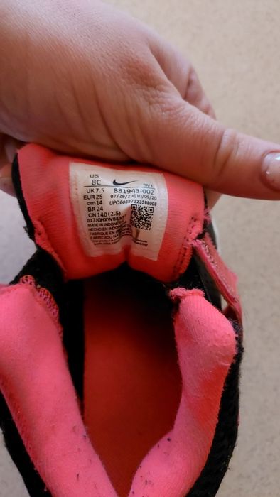 Натуральні найки для дівчинки