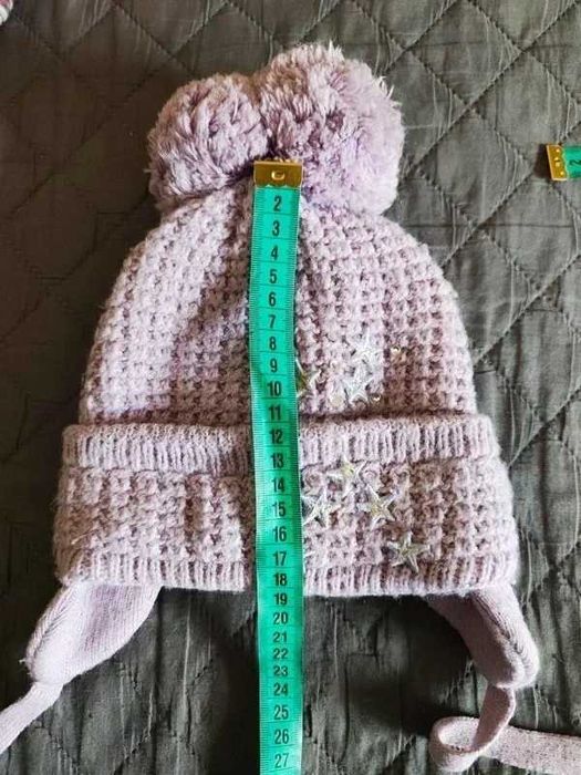 Liliowa gruba czapka z pomponami i gwiazdkami
