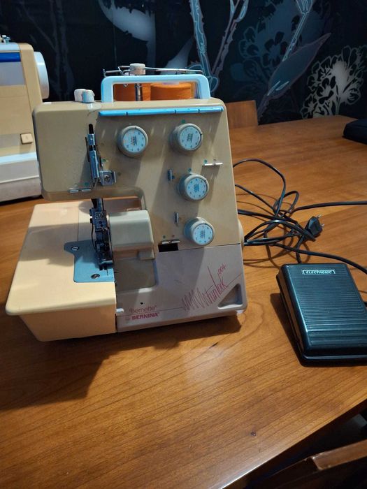 Máquina de Costura Overlock / Corta-e-Coze Bernette Funlock 004 (Bernina) – A Funcionar