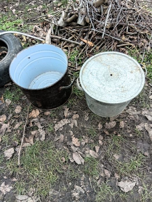 Кастрюлі великі в доброму стані