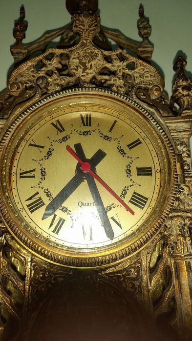 Relógio de mesa em metal