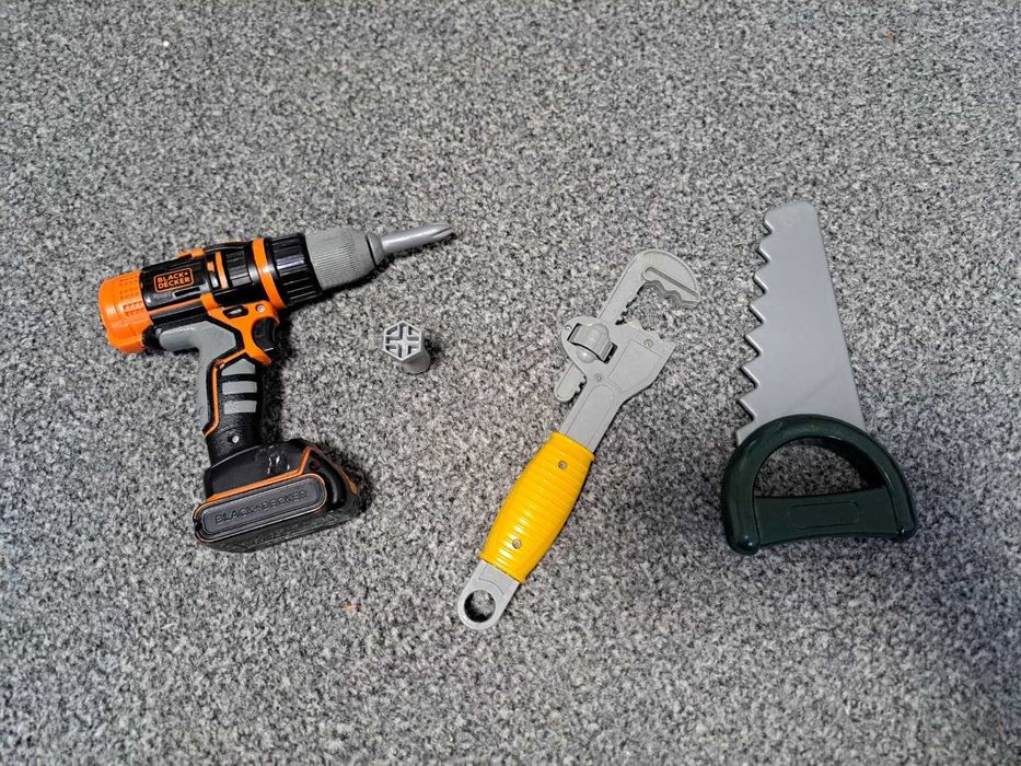 Mały majsterkowicz zestaw zabawkowych narzędzi wkrętarka klucz i piła