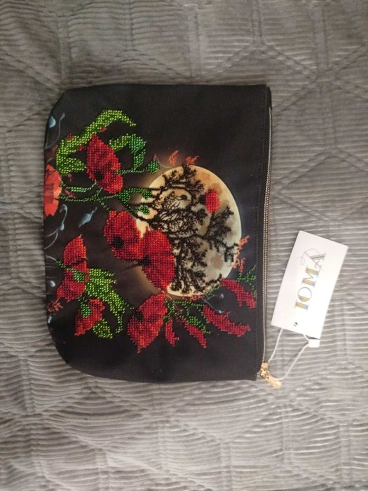 Косметичка вишита чеським бісером