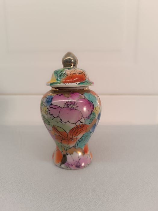 Pote em Porcelana. Vintage. 11 cm. Made In China