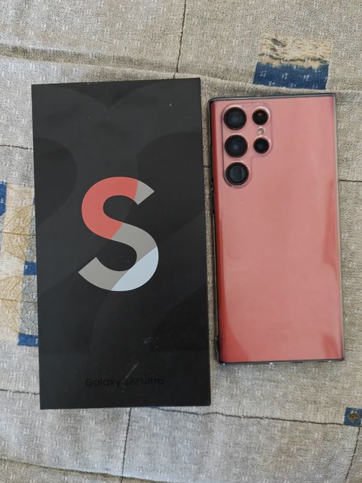 Samsung Galaxy S22 ultra - red