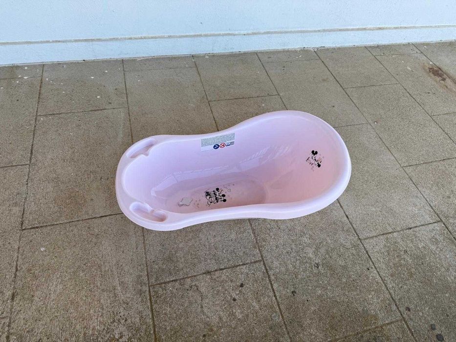 Banheira e bacio de criança