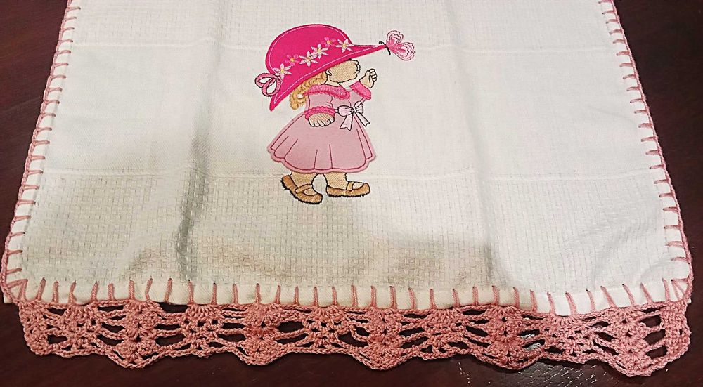 Pano com ponto de renda cor de rosa feito à mão