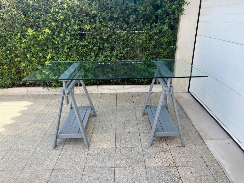 Mesa com tampo de vidro