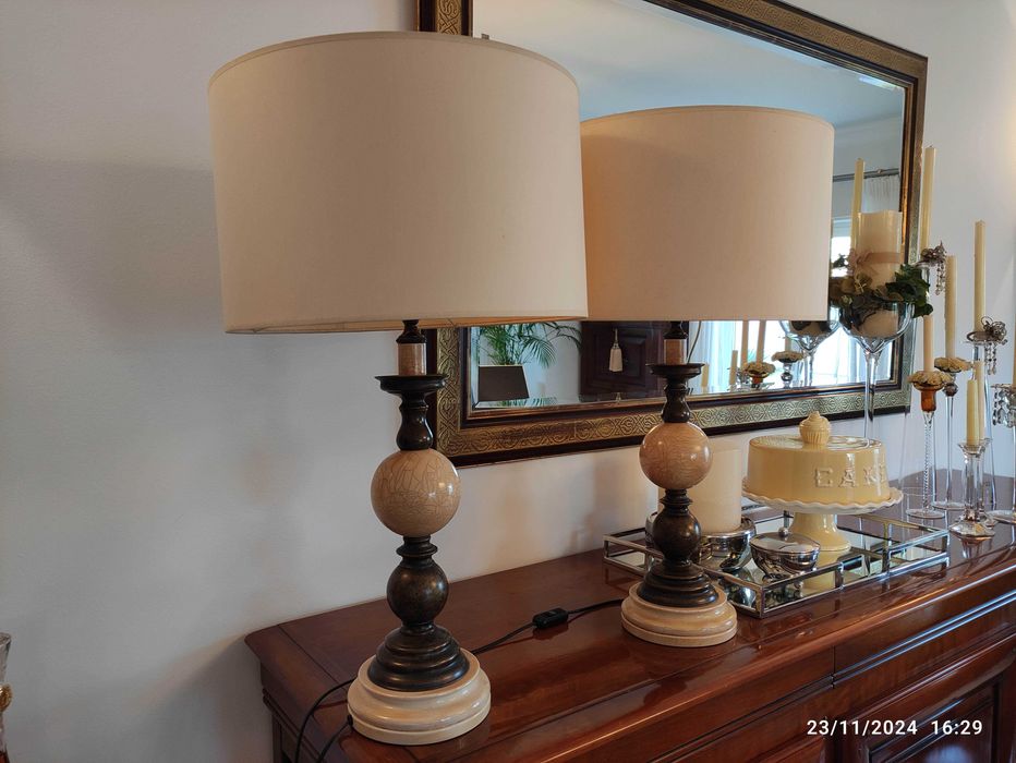 Dois candeeiros de mesa