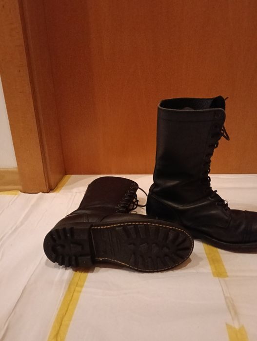 Botas de pele preta, militar,forradas ,  com sola robusta