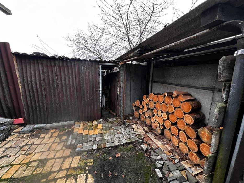 Продається просторий житловий будинок з земельною ділянкою 0,43 га