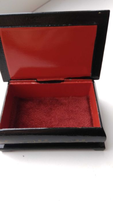 Шкатулка - сундучок для украшений.