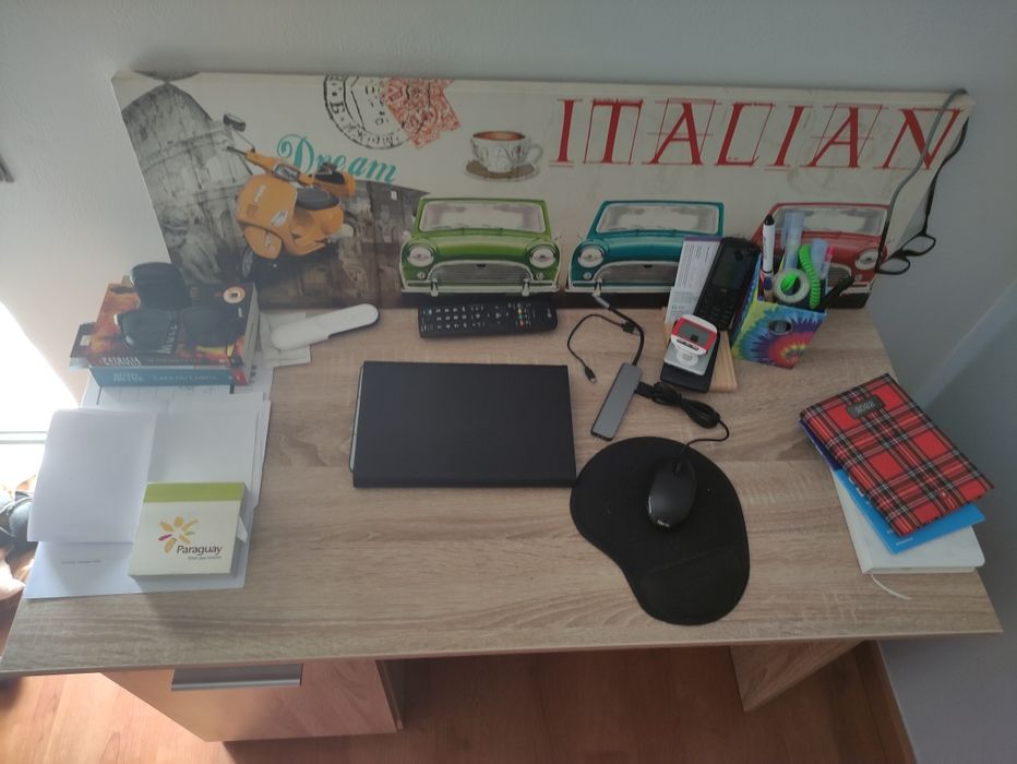 Secretária (cor carvalho)