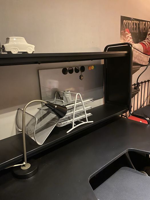 Biurko, regał, tablica, lampka, krzesło, meble mlodzieżowe