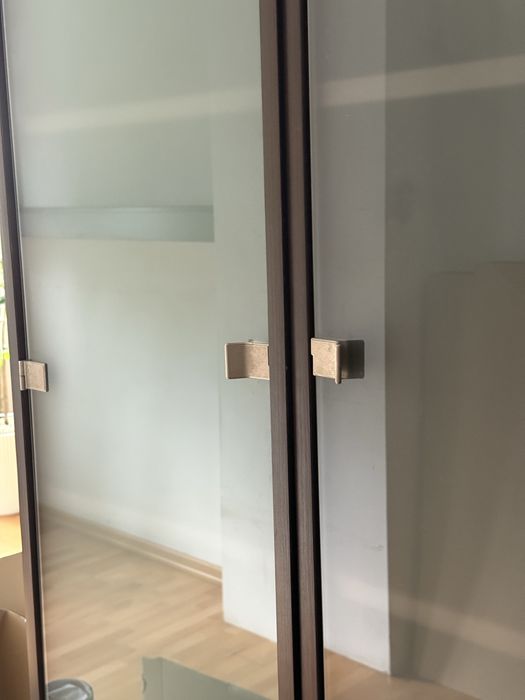 Regał z półkami i przeszkloną górą