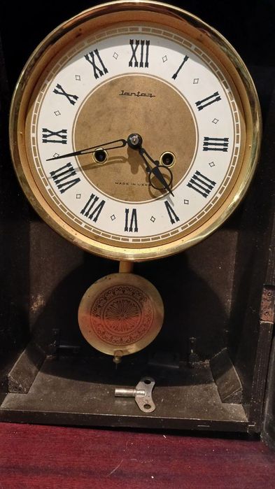 Часы янтарь , с боем. Часы настенные.