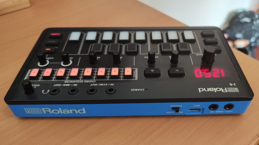 Roland Aira Compact j-6