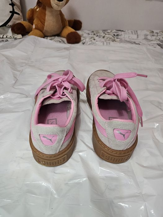 Ténis da marca Puma cinza e rosa