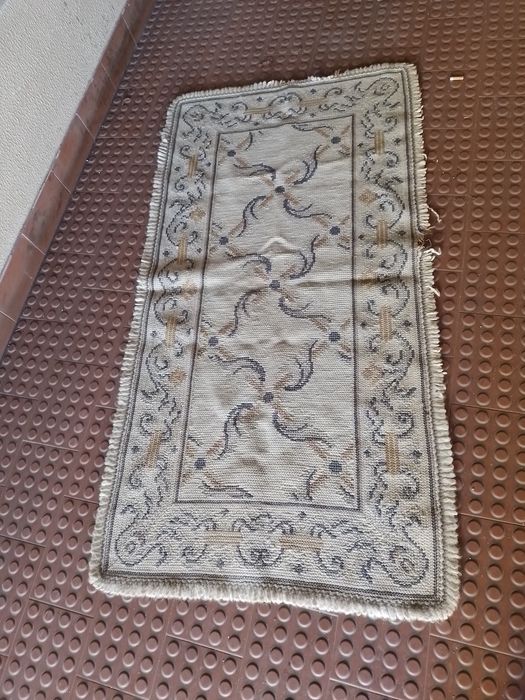 Tapetes de arraioloscom um pequeno defeito