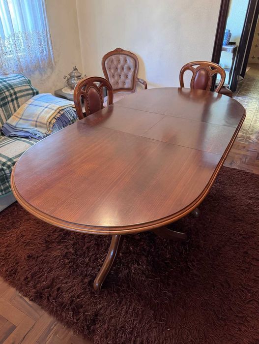 Mesa de jantar oval extensível com pé central em madeira