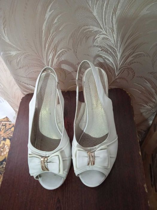 Босоніжки білі р.40, устілка 26 см. Безкоштовно