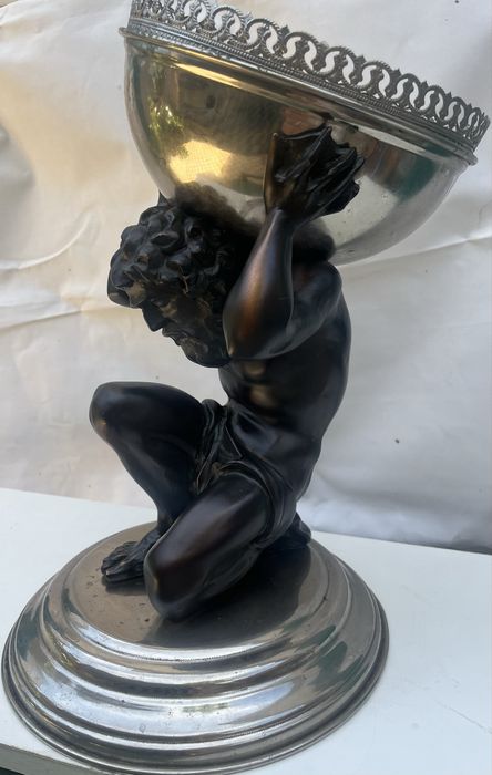 Floreira formada por homem suportando taça ( em bom estado)