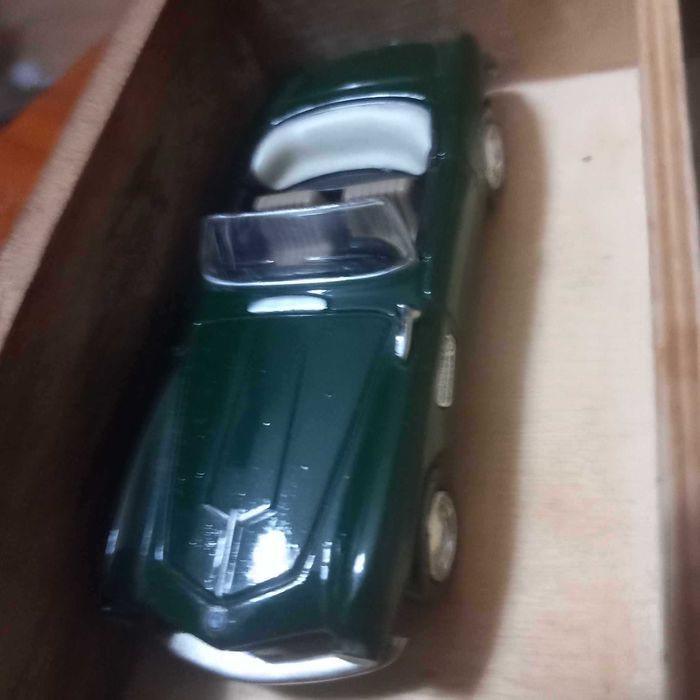 4 BMW descapotável 1/43 com caixa de madeira e acrílico NOVO