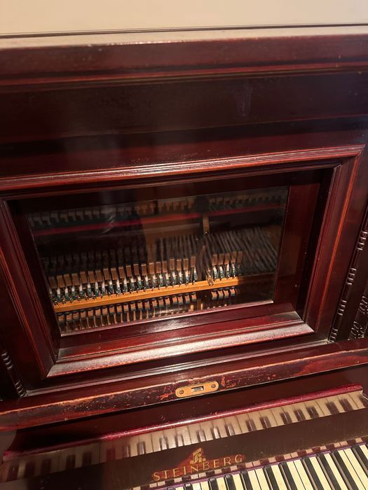 Piano de Madeira Antigo