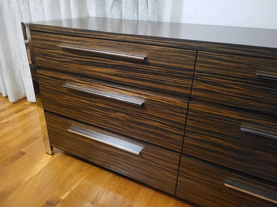Cama de casal com mesinha de cabeceiras e comoda modernas
