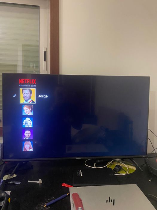 Smart TV HISENSE 40” pouco usada