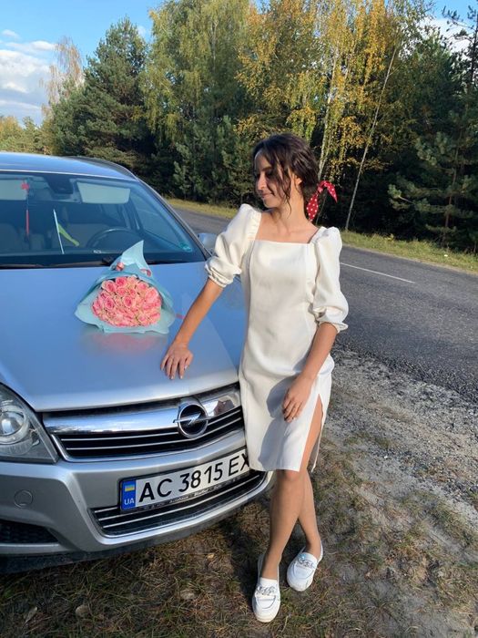 Біла сукня.