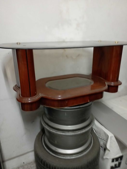 Mesa de centro , com tampo em vidro