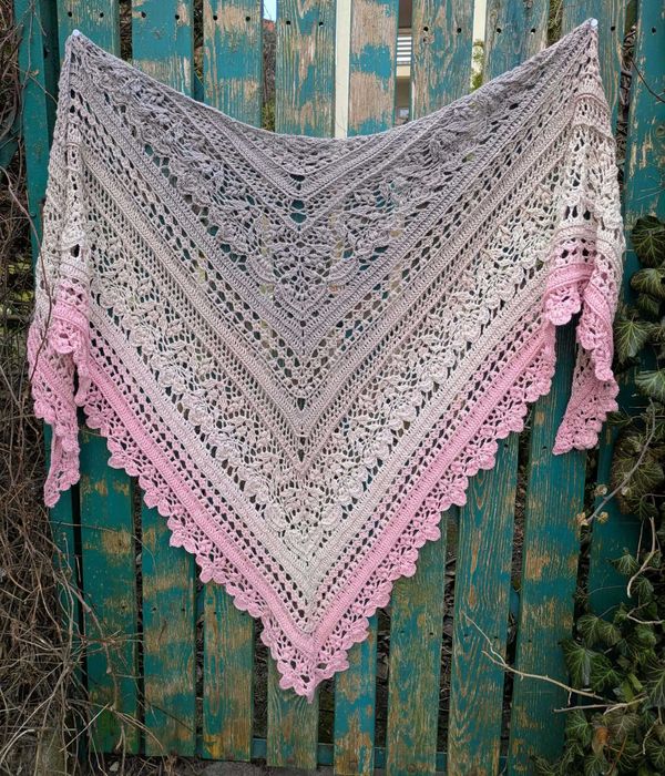 Bardzo duża chusta zrobiona szydełkiem