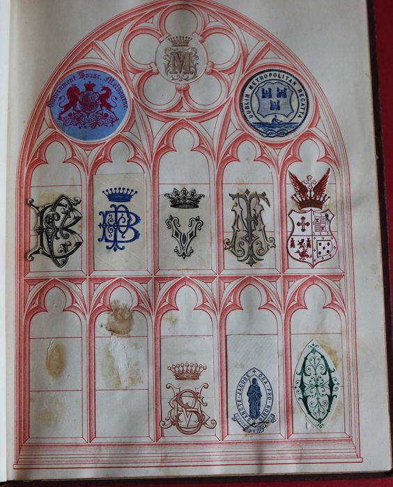 Álbum de Brasões e Monogramas com dezenas de peças