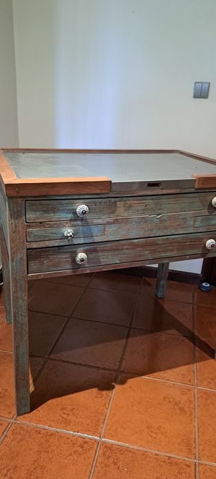 Mesa de Ourives  em perfeito estado