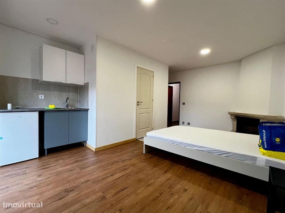 Apartamento T3 com aparcamento em zona de Coselhas