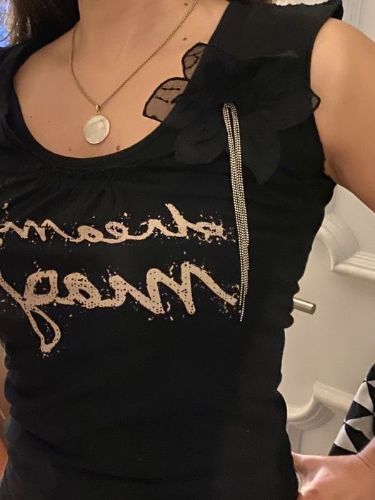 Blusa preta com pendente em flor