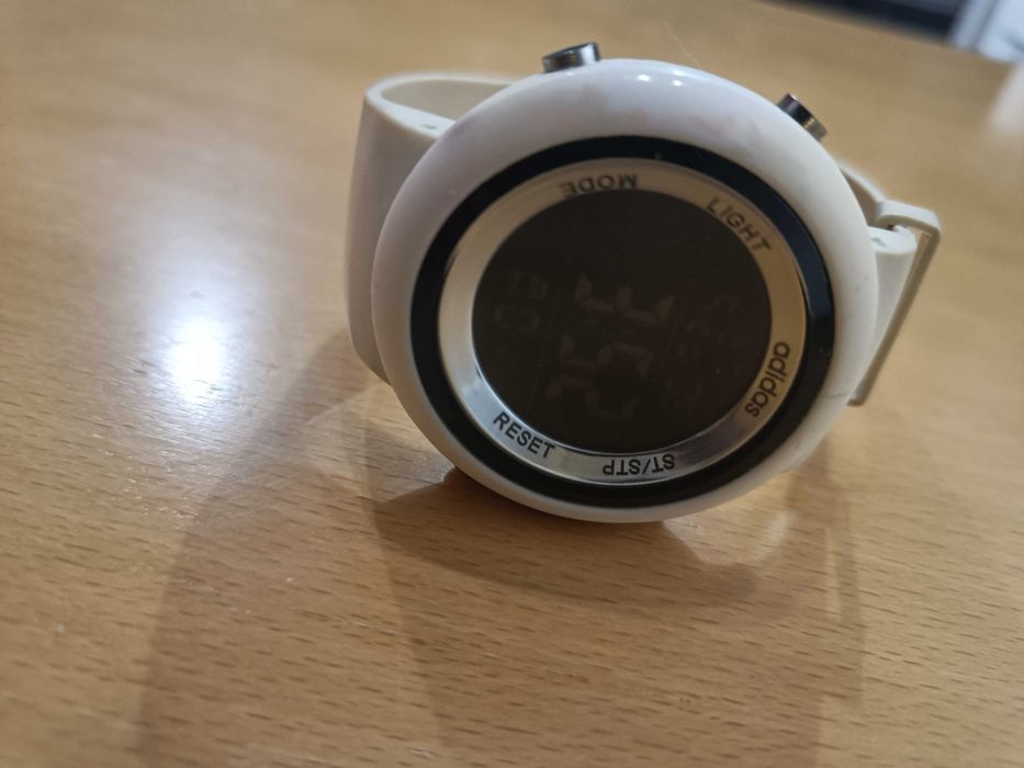 Relógio Adidas Branco Unissexo – Estilo e Simplicidade