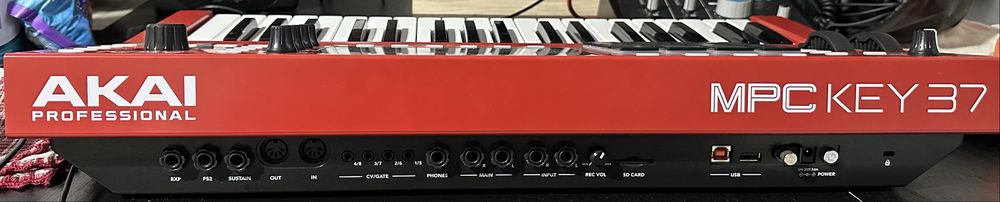 AKAI MPC KEY 37 quase nova